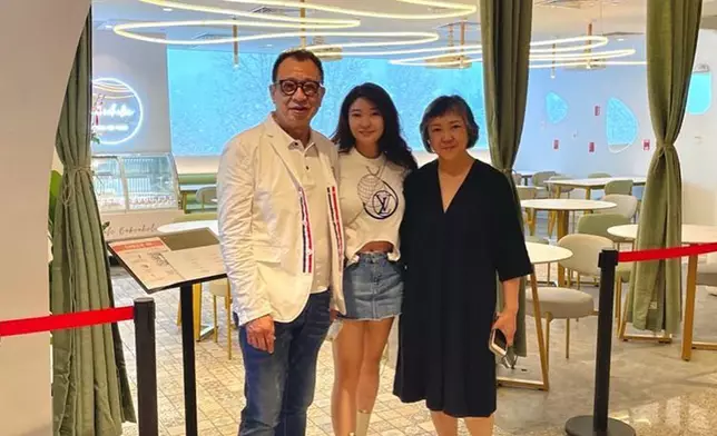 許紹雄一家三口