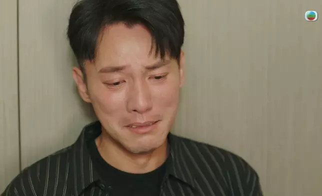 張頴康聽到蔣家旻叫自己振作，先是嘴唇微微顫動，眼淚慢慢流出。