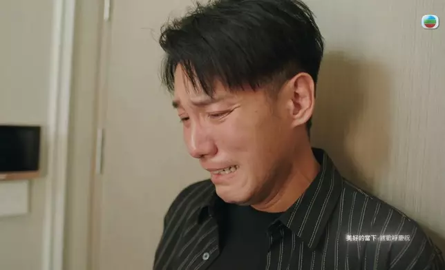 張頴康聽到蔣家旻叫自己振作，先是嘴唇微微顫動，眼淚慢慢流出。