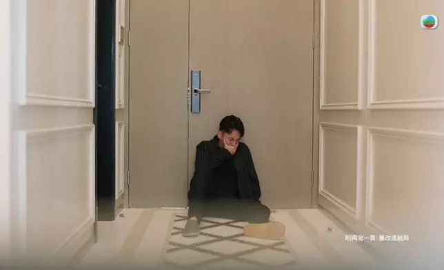 然後捂著嘴低聲嚎哭，兼緩緩癱倒在地上。