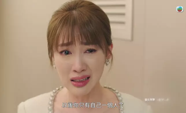 然後捂著嘴低聲嚎哭，兼緩緩癱倒在地上。