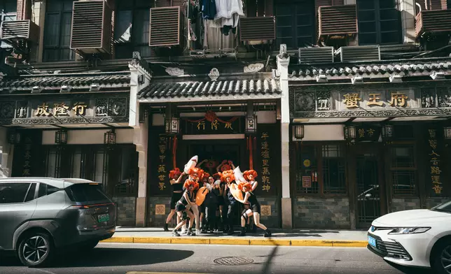 又去了位於上海外灘的米芝蓮一星級餐廳「成隆行蟹王府」。