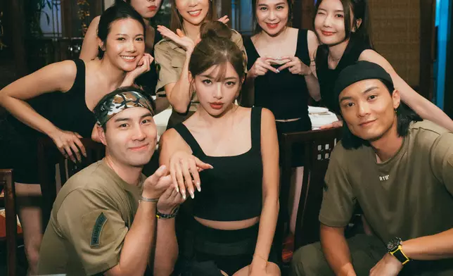 Madam Icy帶領7位隊員出發。