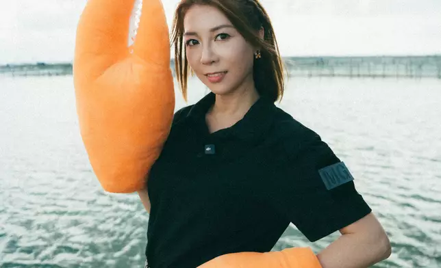 突擊及拍攝大閘蟹一整個產業鏈的工序。