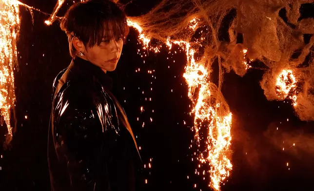 演唱會海報及宣傳照以「LAVA」熔岩為核心概念。