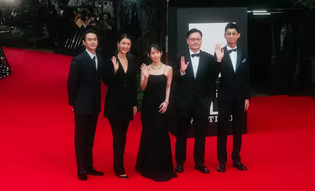 （左起）劉冠廷、余香凝、吉岡里帆、導演許承傑、監製苗華川，代表《雙囍》共同出席東京國際影展。（「水花電影、2025 TIFF提供）