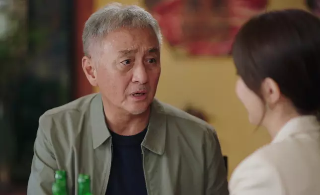 金榮自知將被警方拘捕，極速吃掉以珈送來的「囡囡愛心粥」。