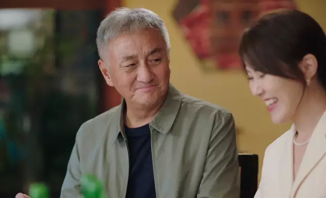 金榮自知將被警方拘捕，極速吃掉以珈送來的「囡囡愛心粥」。