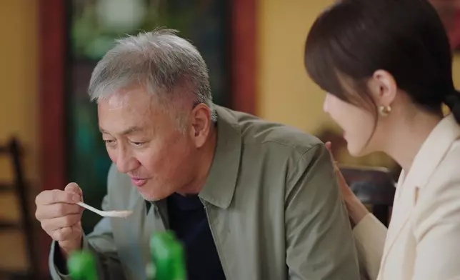 金榮自知將被警方拘捕，極速吃掉以珈送來的「囡囡愛心粥」。