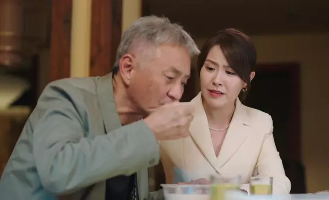 金榮自知將被警方拘捕，極速吃掉以珈送來的「囡囡愛心粥」。