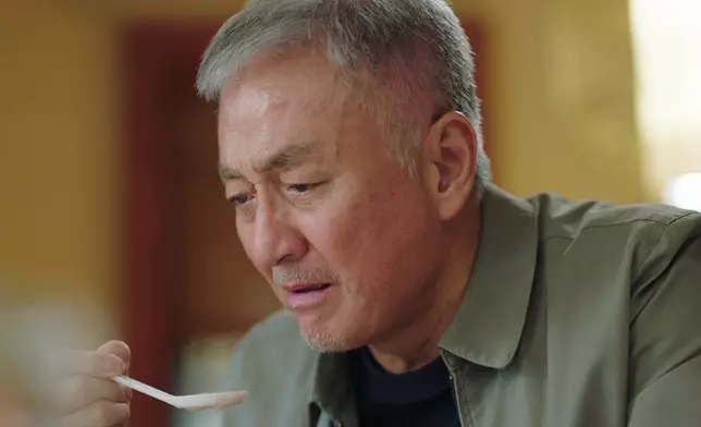 金榮自知將被警方拘捕，極速吃掉以珈送來的「囡囡愛心粥」。