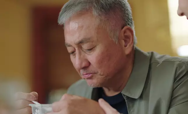 金榮自知將被警方拘捕，極速吃掉以珈送來的「囡囡愛心粥」。