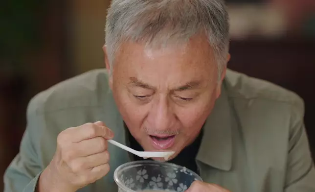 金榮自知將被警方拘捕，極速吃掉以珈送來的「囡囡愛心粥」。