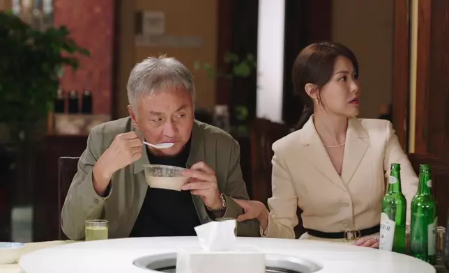 金榮自知將被警方拘捕，極速吃掉以珈送來的「囡囡愛心粥」。