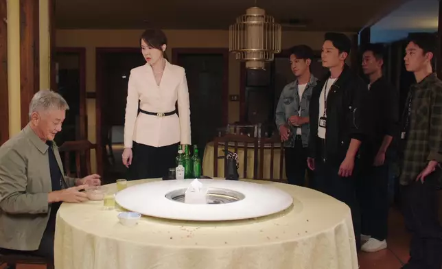 果然警方真係殺到，要拘捕金榮。