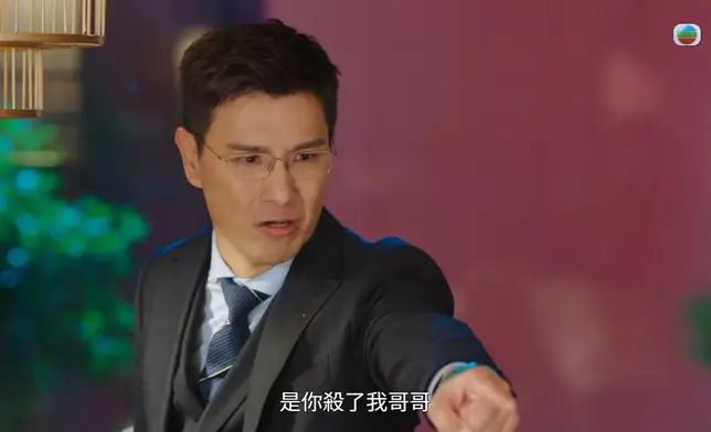 德橋情緒大爆發，踢凳兼推跌所有東西發洩。