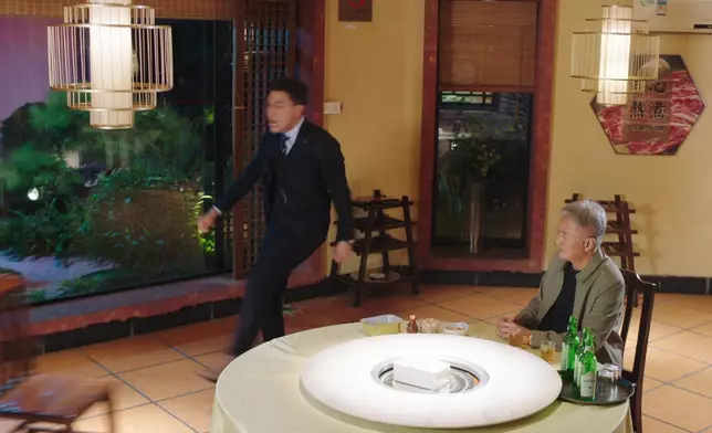 德橋情緒大爆發，踢凳兼推跌所有東西發洩。