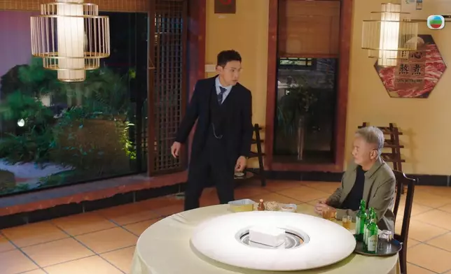 德橋情緒大爆發，踢凳兼推跌所有東西發洩。