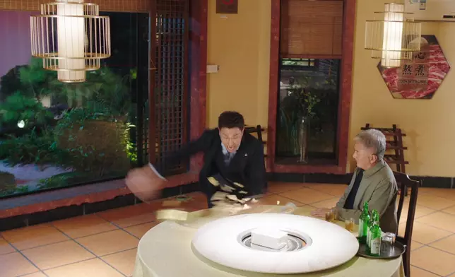 德橋情緒大爆發，踢凳兼推跌所有東西發洩。