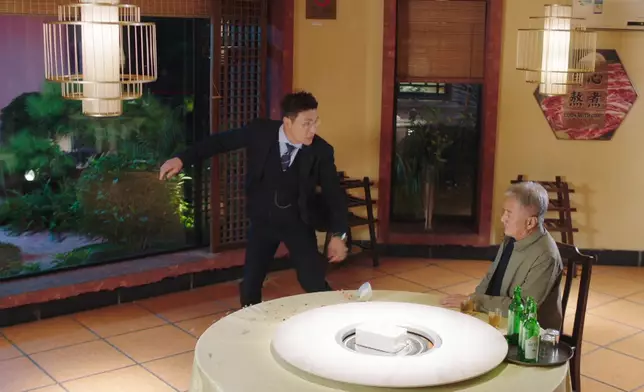 德橋情緒大爆發，踢凳兼推跌所有東西發洩。