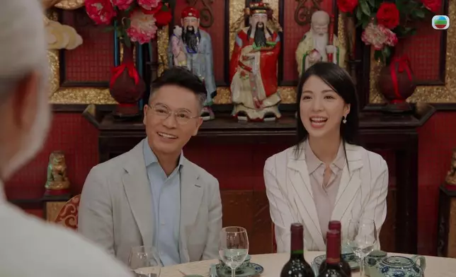 安仔同曉華最後雖然畀班董事放飛機，但佢哋依然食飯食得好開心，呢幕戲亦完全凸顯咗佢哋嘅好感情。