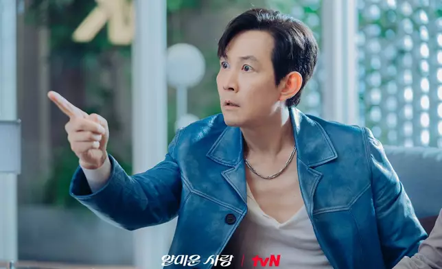 李政宰在劇中飾演演員。 tvN官方FB圖片