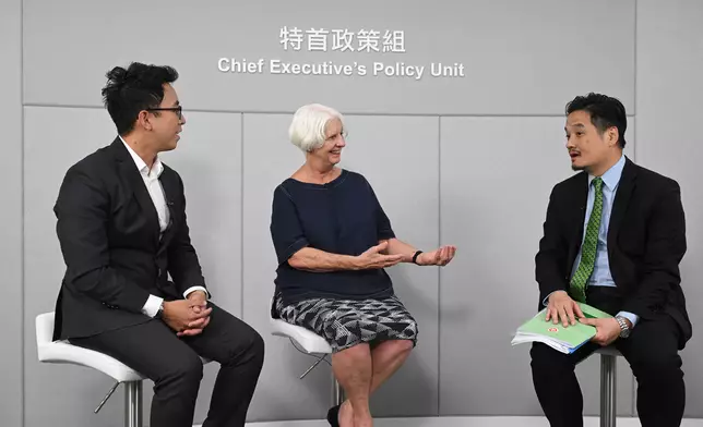 政策組組長黃元山與業界探討遊艇經濟前景。圖為香港遊艇業總會主席周基倫（左）、特首政策組組長黃元山（右）、亞太超級遊艇協會執行董事Suzy Rayment（中）。政府新聞處圖片