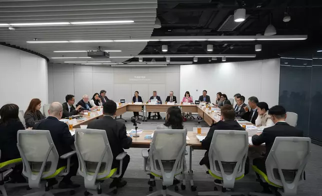 政策組組長黃元山與業界探討遊艇經濟前景。政府新聞處圖片