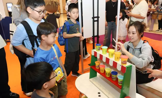 顏志恒太太及兒子投入玩邏輯遊戲玩具排排執