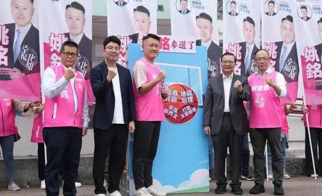 姚銘（中）。巴士的報記者攝