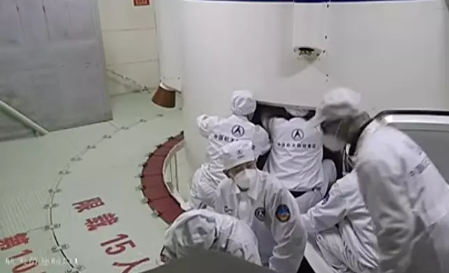 工作人員作最後準備。央視截圖