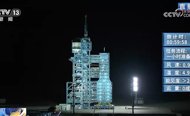 長征二號F遙二十一運載火箭在酒泉衛星發射中心準備升空。央視截圖