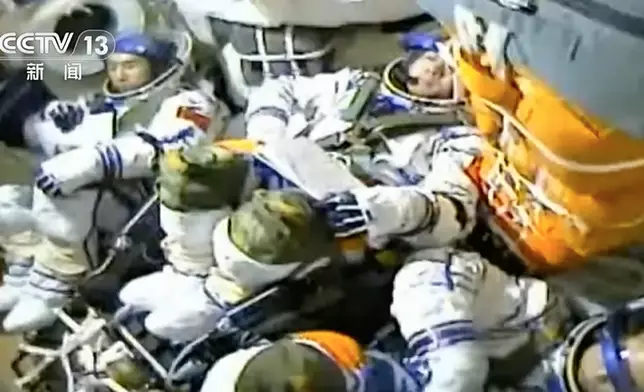 飛船內的航天員。央視截圖