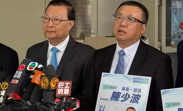 陳少波（右）報名。巴士的報記者攝