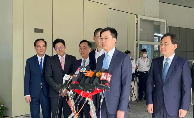 陳振英報名。巴士的報記者攝