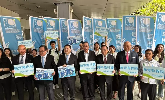 趙式浩（左四）報名。巴士的報記者攝