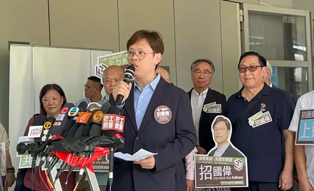 招國偉報名。巴士的報記者攝