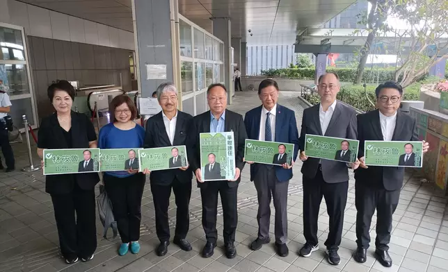 林筱魯（中）報名。巴士的報記者攝