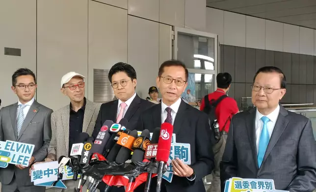 李家駒（右二）報名。巴士的報記者攝