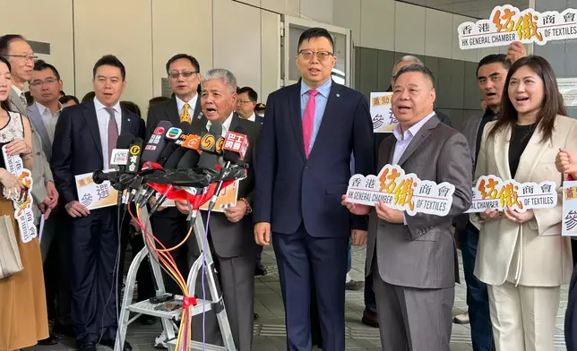 蕭勁樺（右三）報名。巴士的報記者攝