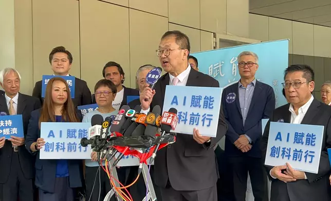 黃錦輝報名。巴士的報記者攝