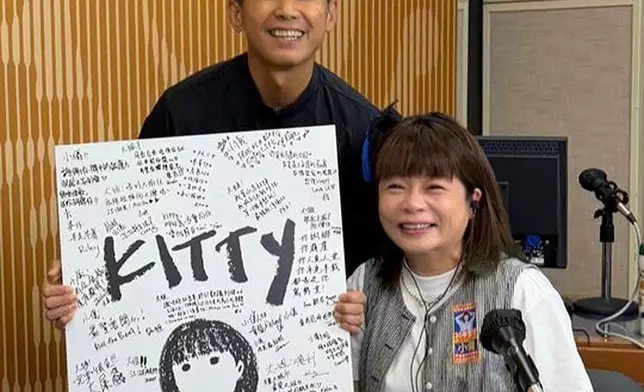 林海峰送上一幅畫有小儀肖像的畫作