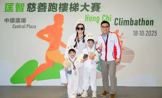 新鴻基地產代理有限公司執行董事盧經緯，頒發「新鴻基地產善心盃」親子體驗跑最佳造型獎予得獎者。