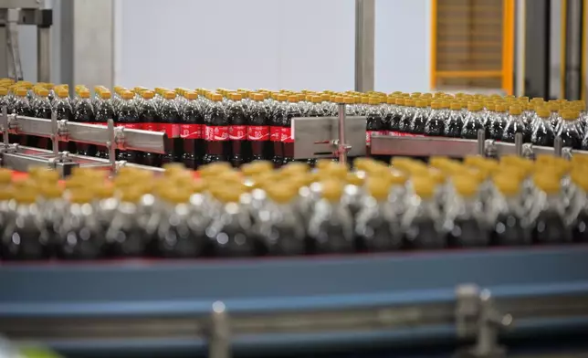 香港首創——可口可樂以自設設施實現本地膠樽回收、轉化及使用。位於沙田的可口可樂生產設施，採用本地再生rPET膠樽包裝飲品，實現「樽樽不息」的目標。