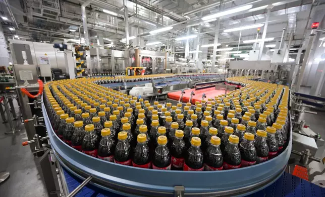 香港首創——可口可樂以自設設施實現本地膠樽回收、轉化及使用。位於沙田的可口可樂生產設施，採用本地再生rPET膠樽包裝飲品，實現「樽樽不息」的目標。