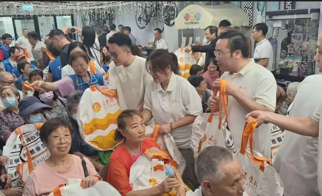 活動代表向百名長者送上中秋節日福袋予長者居民。