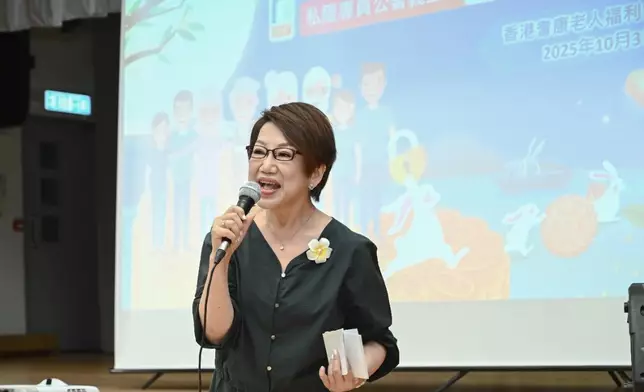 資深傳媒人車淑梅女士與長者們互動猜燈謎