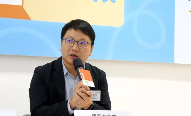 香港青年協會督導主任陳英杰介紹「同行．職時傾」計劃的三大方案。