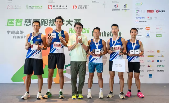 「警察田徑會 1」以 7 分 03 分完 成 75 層接力賽，以 2 秒之差奪得 紀律部隊組冠軍。
