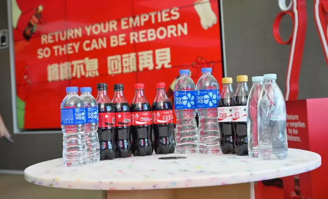 香港首創——可口可樂以自設設施實現本地膠樽回收、轉化及使用。位於沙田的可口可樂生產設施，採用本地再生rPET膠樽包裝飲品，實現「樽樽不息」的目標。